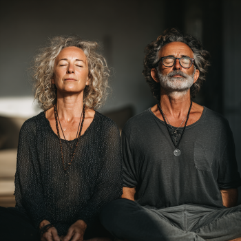 Група літніх людей практикує йогу